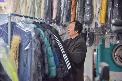 春季洗衣高峰,干洗店忙不停!